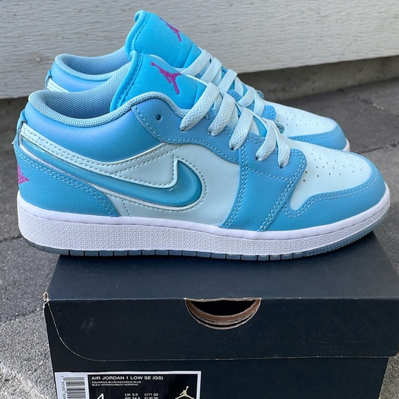 Air Jordan 1 Low SE - Older Kids Shoes - Picture 4 of 10